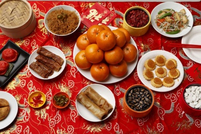 What are some foods Chinese people traditionally eat to celebrate the Lunar New Year?