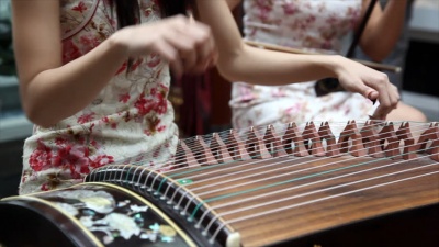 How many strings does the modern Guzheng usually have?