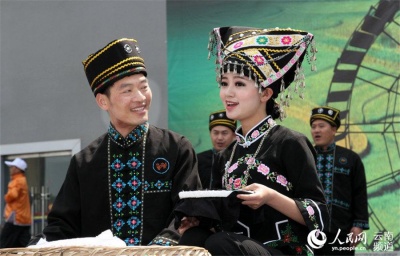 What is largest minority group in China mainly living in Guangxi Province?