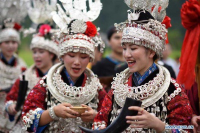 These girls wear traditional clothes from which Chinese minority group?