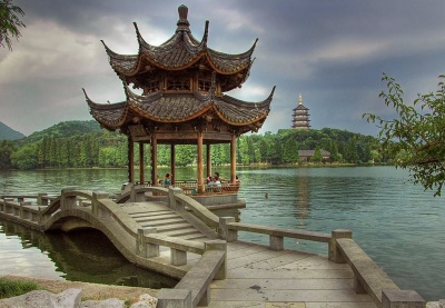 West Lake is near which famous Chinese city?